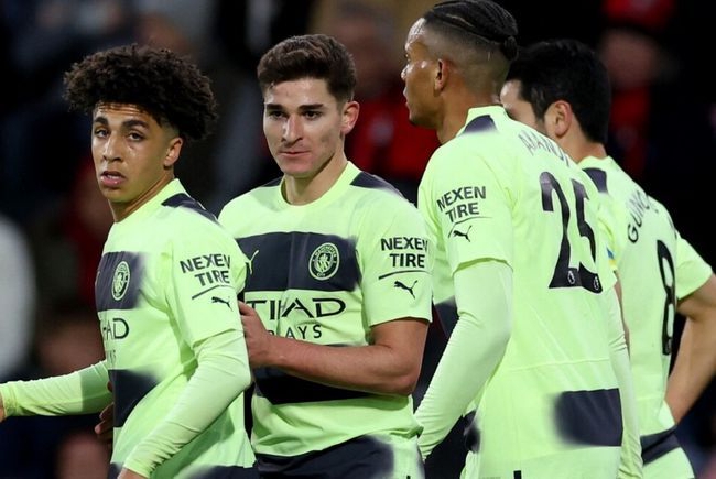  哈兰德戴帽创纪录，曼城五球横扫伯恩茅斯  