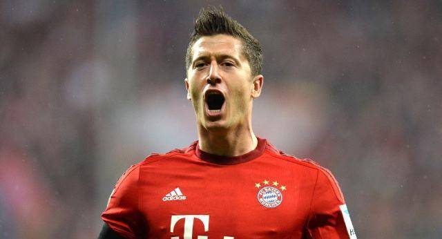 拜仁争议判罚频发，主帅怒批VAR双重标准  